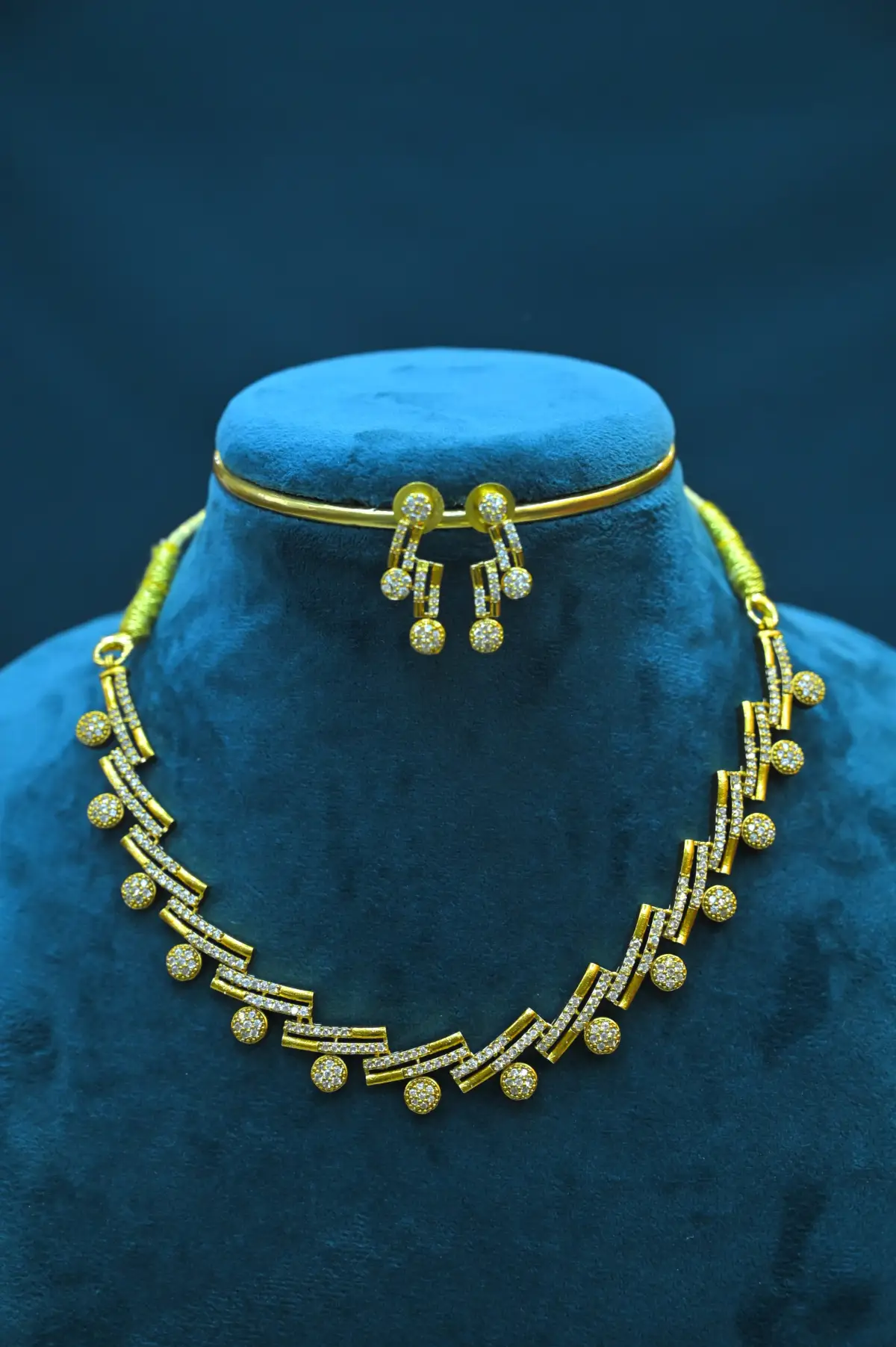 NECK - White